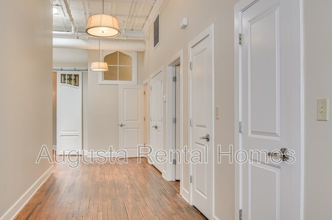 Building Photo - 1106 Broad St
