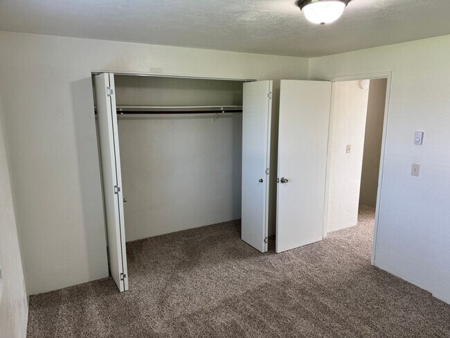 Building Photo - Updated 2 bedroom 1.5 bathroom duplex!