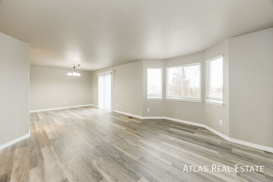 Building Photo - 5566 Vermillion Bluffs Dr