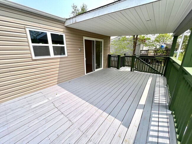 Building Photo - Absolutely Stunning Home! - 3 Bedroom 2 Fu...