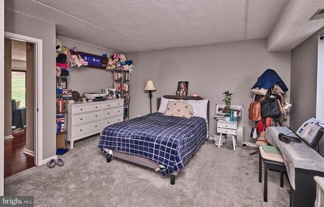 Building Photo - 61 Hermitage Dr