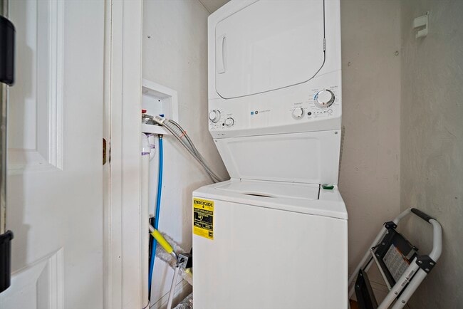 Building Photo - 662 E 7th St