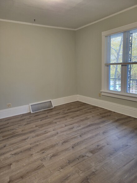 Building Photo - 213 S Webster St