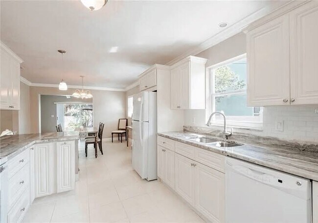 Building Photo - 2173 W Vina Del Mar Blvd