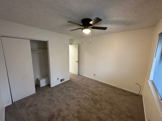 Building Photo - Cozy 2 Bedroom unit with community pool!