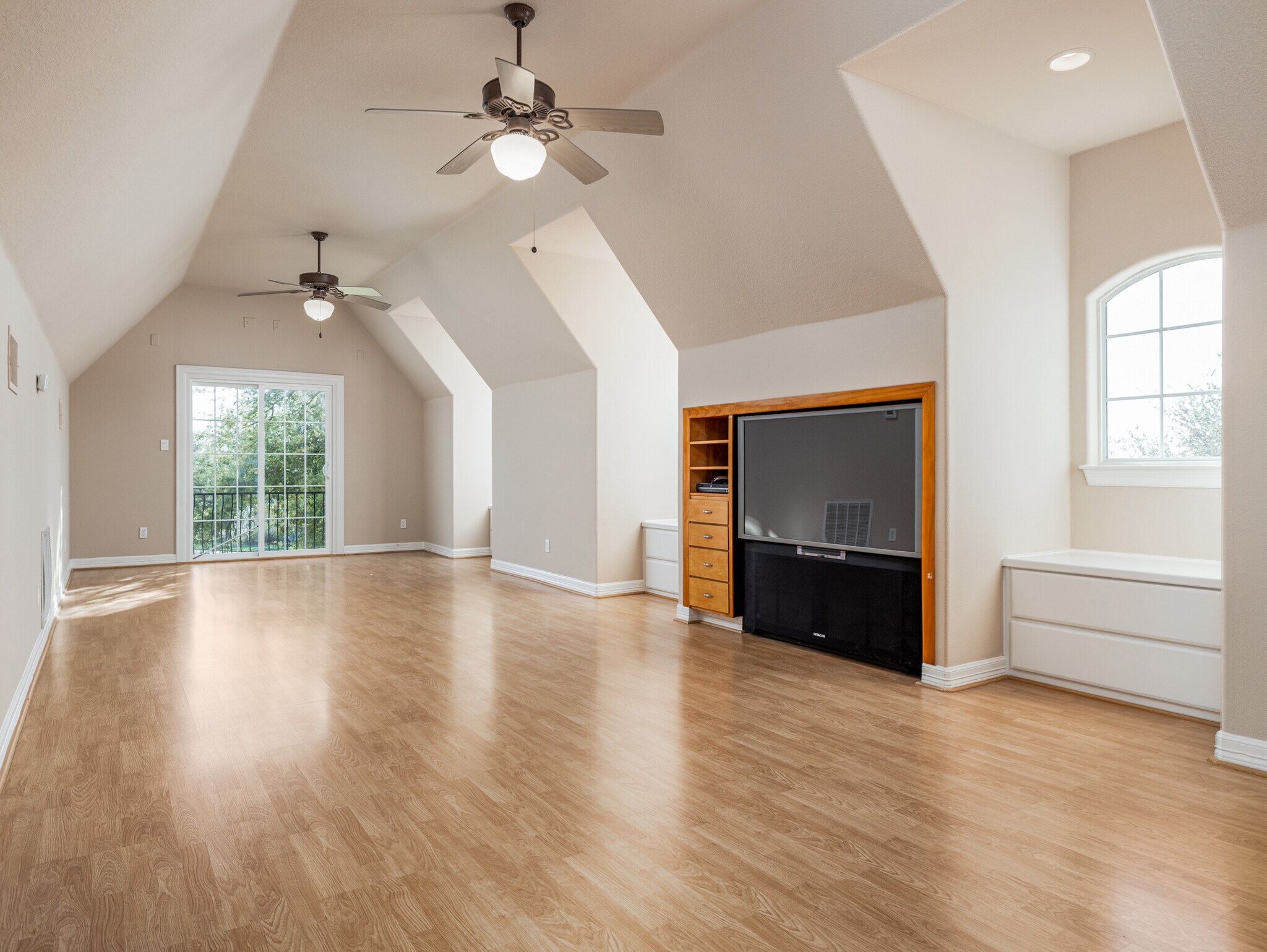 Building Photo - 9805 Big View Dr