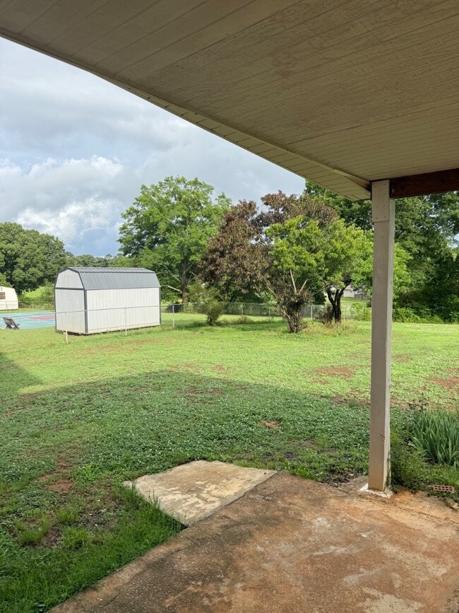Building Photo - 2110 Hinton Dr