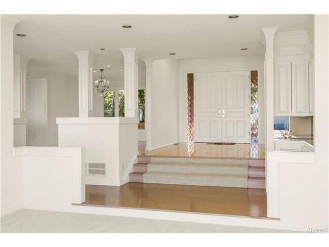 Building Photo - Bellevue Somerset Single Family House with View!!