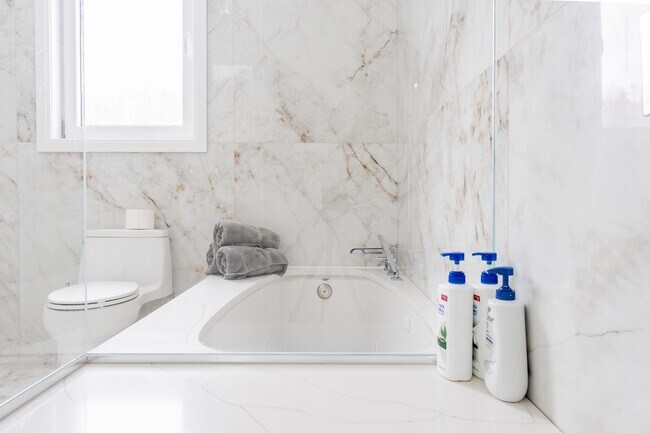 Building Photo - Luxury 5-Bedroom Retreat on 6.5 Acres — Furnished or Unfurnished — Flexible Lease