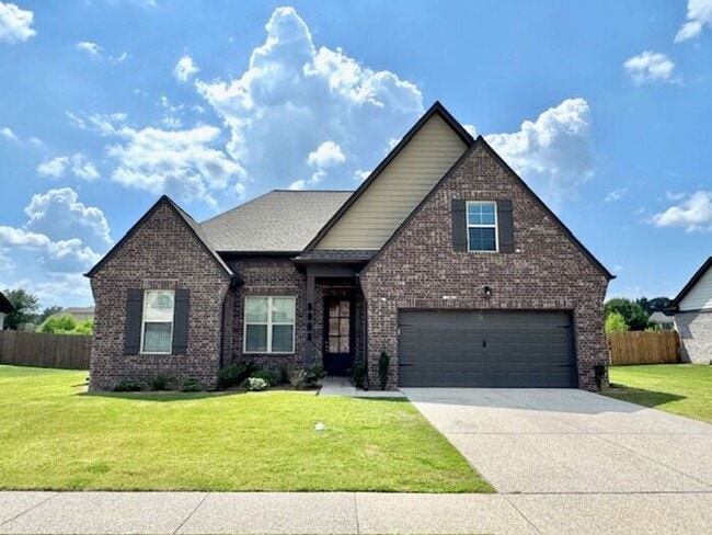 Primary Photo - Now Leasing a 5-bedroom 3 bath home in Hor...
