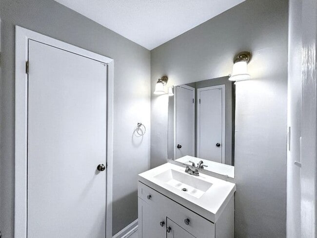 Building Photo - 3333 Leschallas Dr