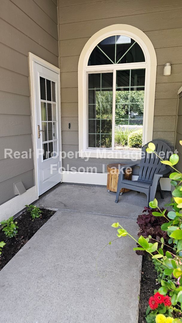 Building Photo - Modern Townhouse Living in Desirable Lakes...