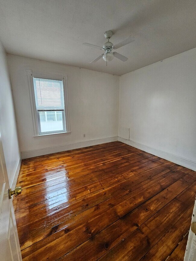 Building Photo - Spacious 3 Bedroom, 1 Bath Apartment