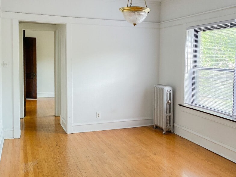 Building Photo - 1456 W Cornelia Ave