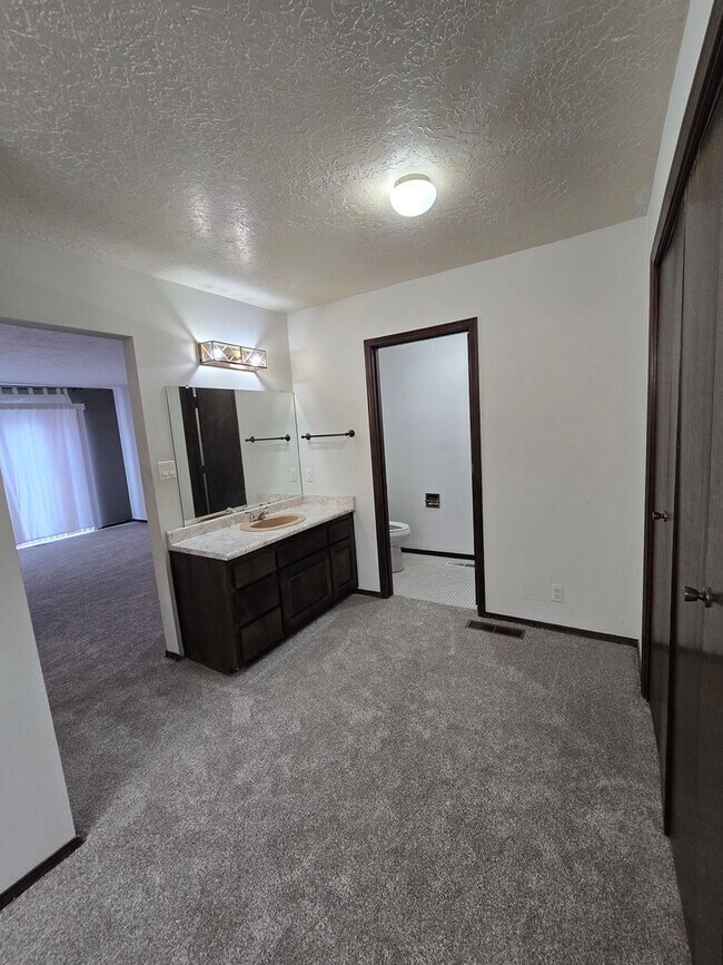 Building Photo - 2 bedroom, 2 bath in NE