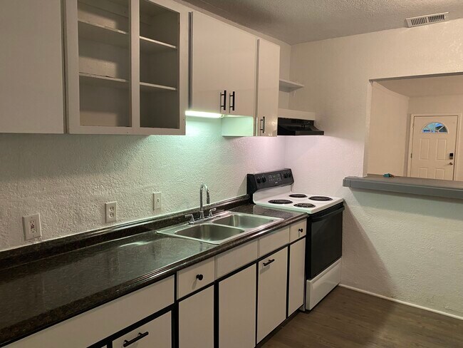 Kitchen - 735 27th Ave W