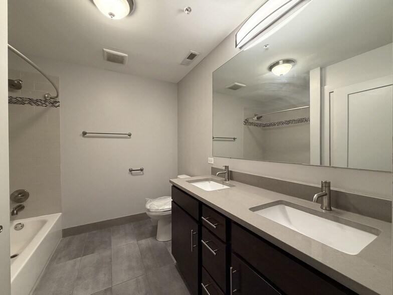 Building Photo - 1432 W 21st St
