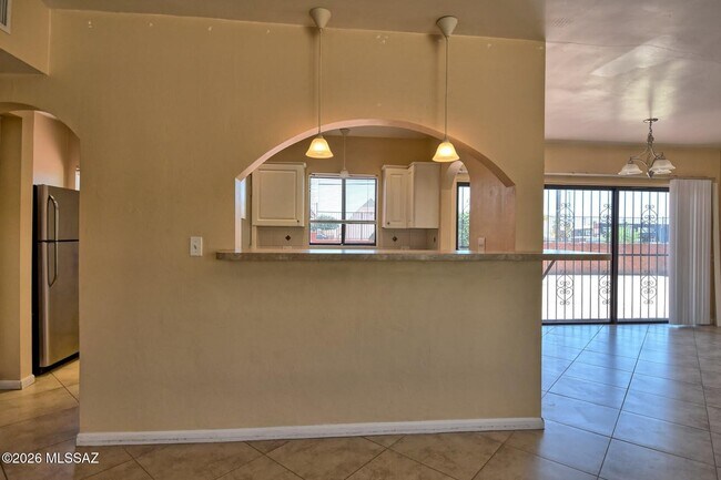 Building Photo - 1604 E 10th St