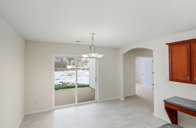 Building Photo - Three Bedroom/Two Bath/Fenced Yard/Community Pool