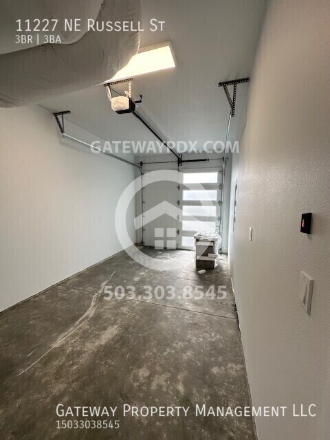 Building Photo - 11227 NE Russell St