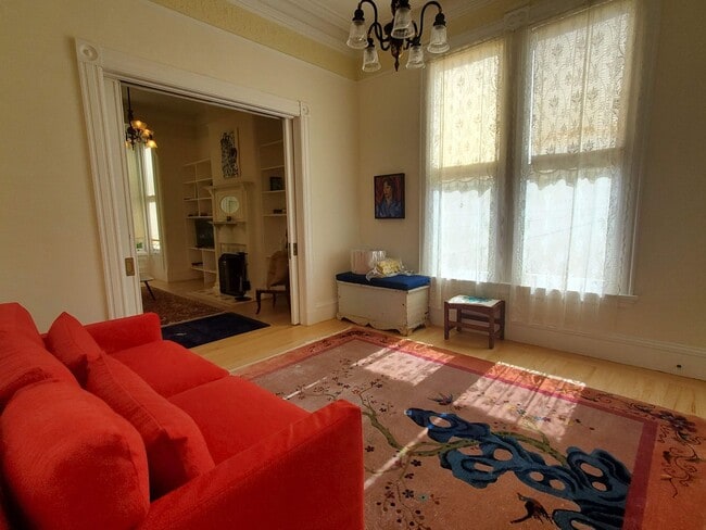 Building Photo - Noe Valley Beautifully Updated Top Floor Two Bedroom w. Chef's Kitchen and Laundry