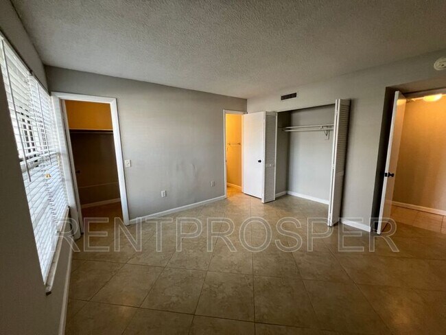 Building Photo - 6075 Village Cir