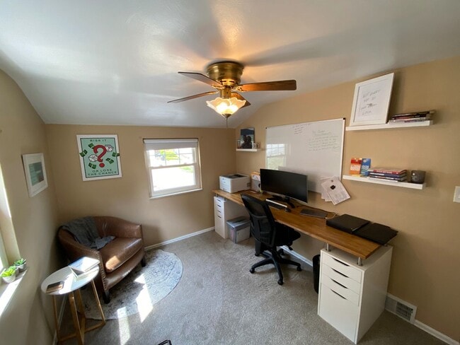 Building Photo - Two Bedroom in Castle Shannon! Central air - Garage - Laundry!
