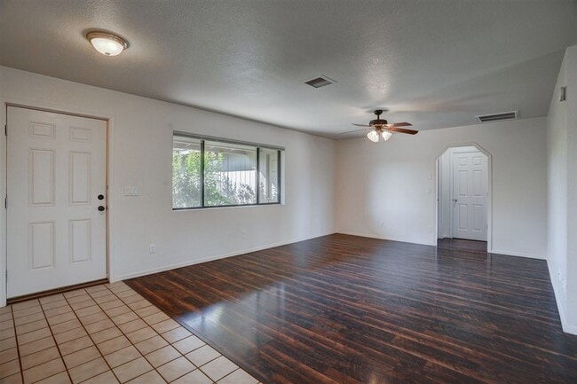 Building Photo - 3 bedroom, 2 bathroom home in Prescott Valley