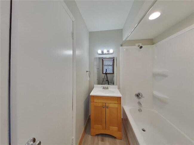 Building Photo - 1475 Valley Dr