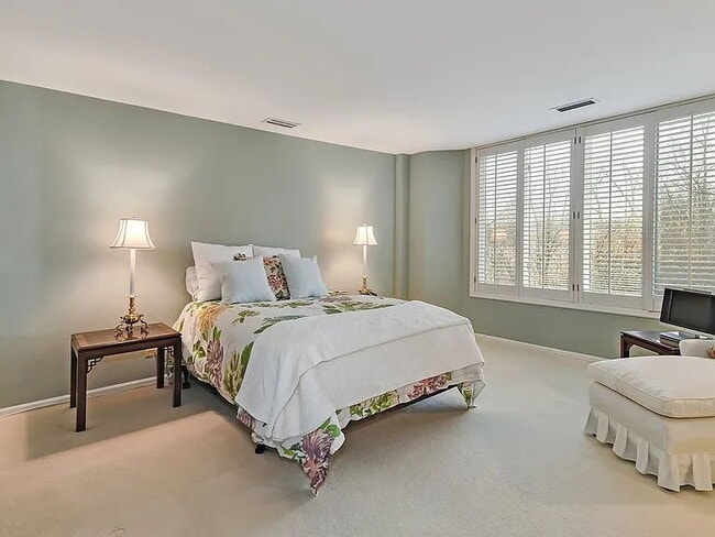 Building Photo - "Charming 2-Bed, 2-Bath Retreat in the Heart of Hinsdale – Spacious 2071 Sq Ft Haven!"