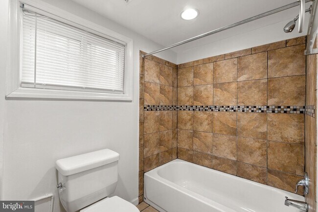 Building Photo - 141 Uhland Terrace NE