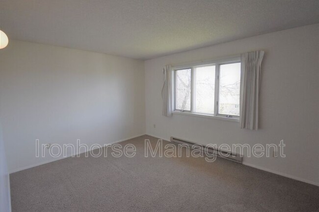 Building Photo - 811 W Villard St
