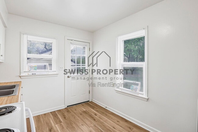Building Photo - 1590 Vendome Dr S