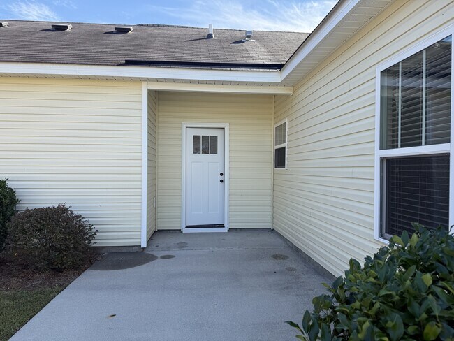 Building Photo - 600 Trellis Square