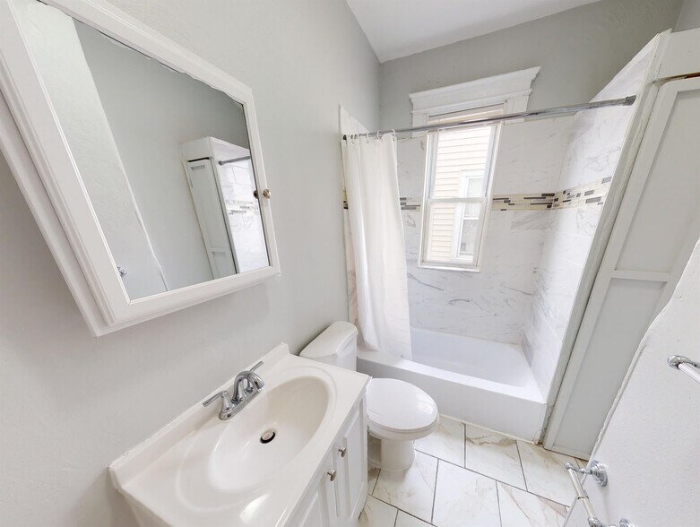 Building Photo - 110 Howland St