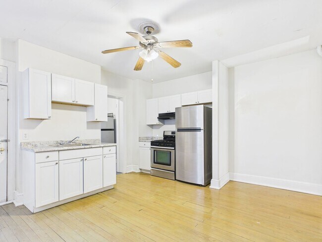 Building Photo - 735 N George St