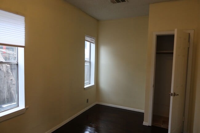 Building Photo - Hyde Park - 1 Bedroom House - Huge Yard - Real Wood Floors - Claw Foot Tub - $1495