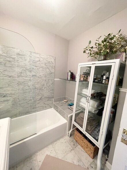 Building Photo - 146 Charles St