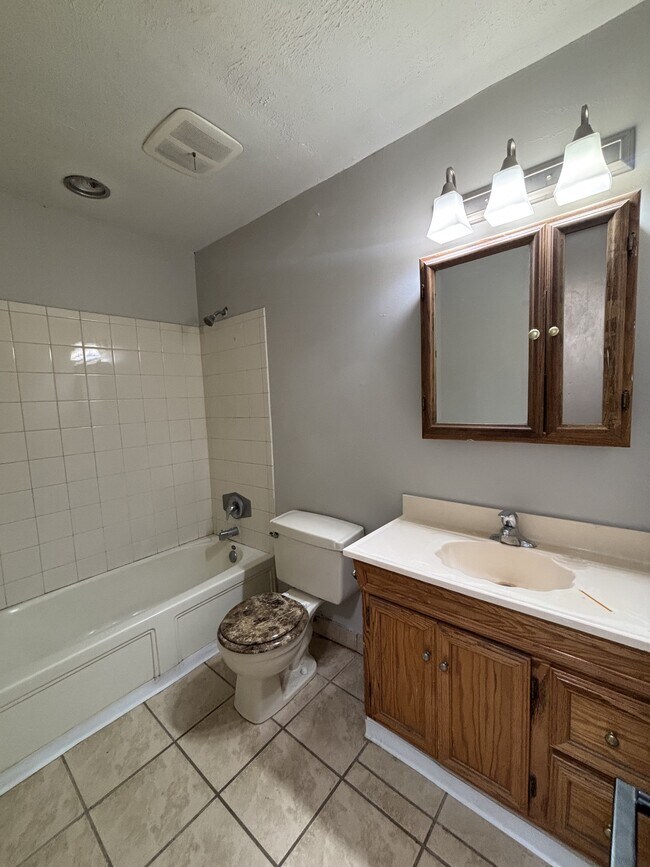 Building Photo - 7525 Sharbeth Dr S