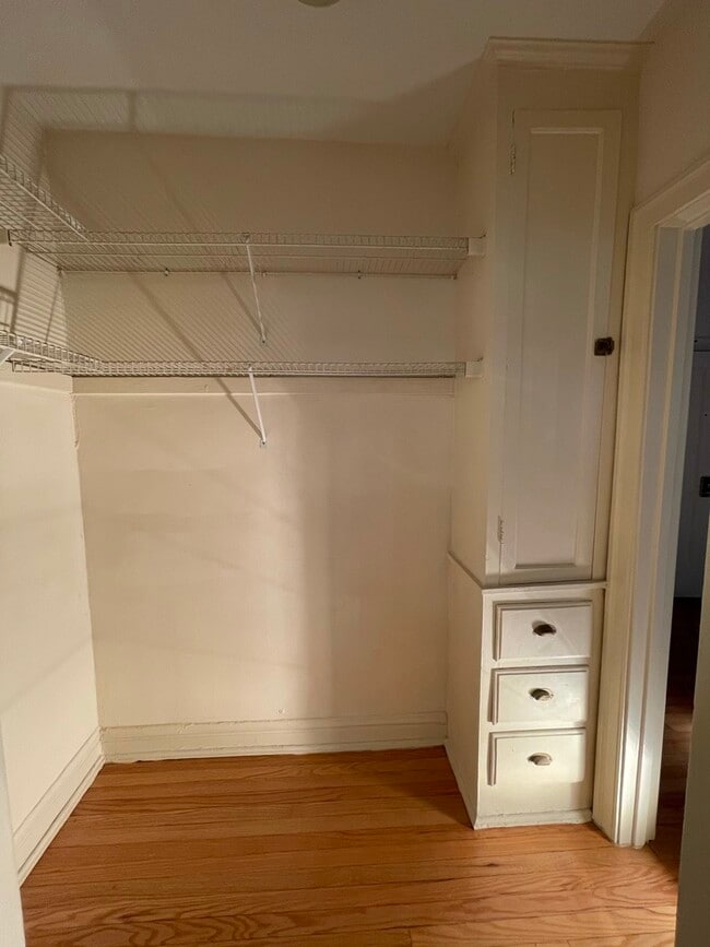 Building Photo - 1824 N Lincoln Park W