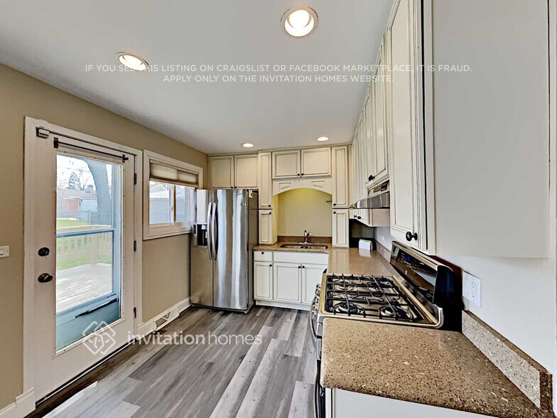 Building Photo - 253 E La Porte Dr