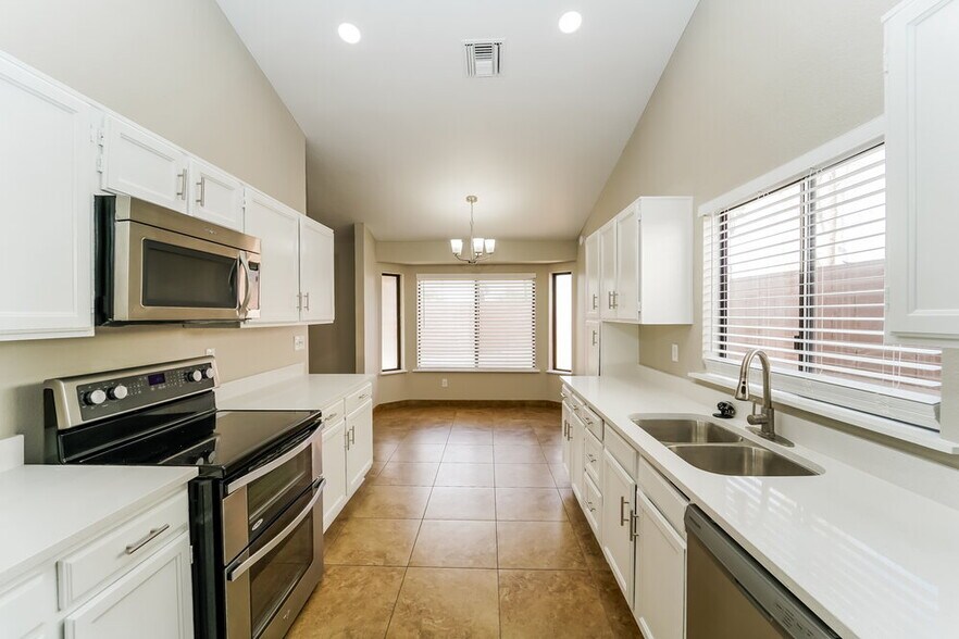 Building Photo - 7907 N Roundstone Dr