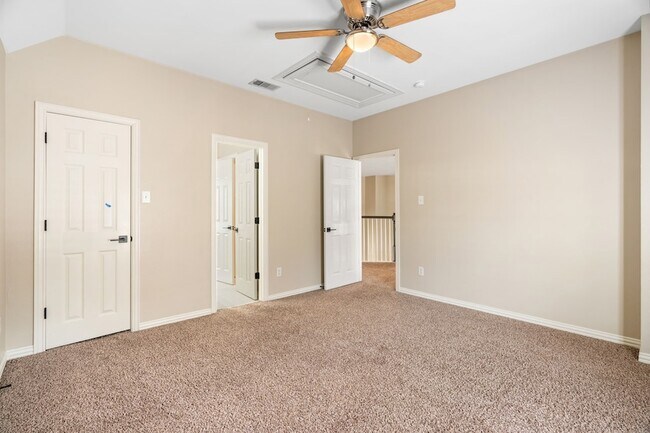 Building Photo - 684 Hollow Cir