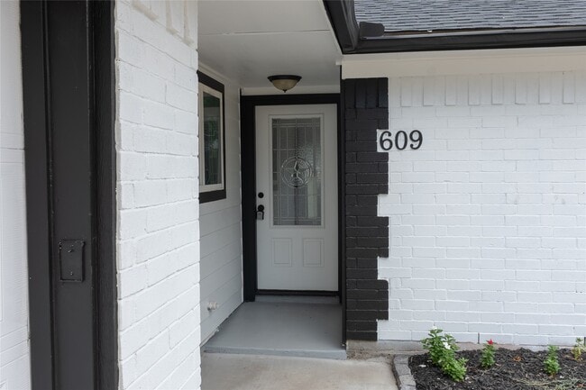 Building Photo - 609 Oak Harbor Dr