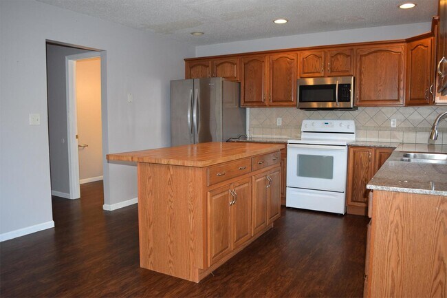 Building Photo - Charming Hickory Valley Gem Near Fort Leonard Wood