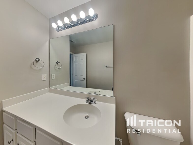 Building Photo - 8953 Crestview Cir