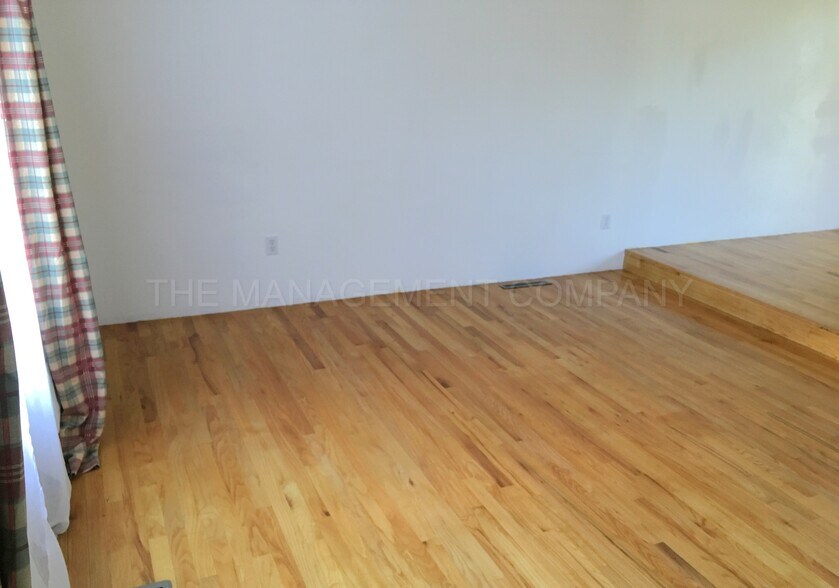 Building Photo - 1127 Sunburst St