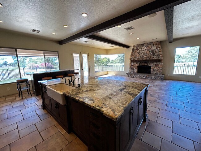 Building Photo - On GOLF COURSE LOT - 3 Bed/3Bath GATED Com...