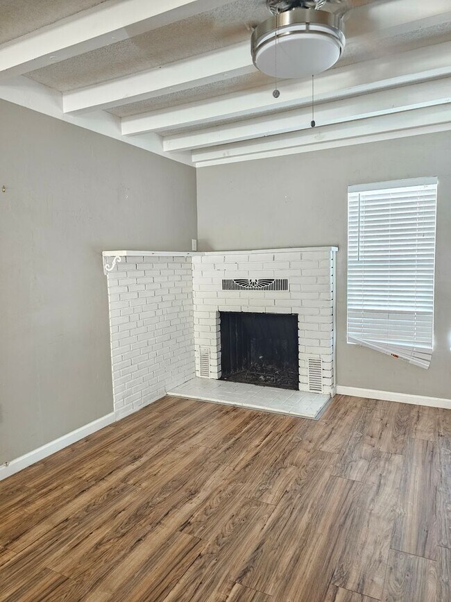 Building Photo - 2 Bedroom 2 Bathroom fully electric house ...
