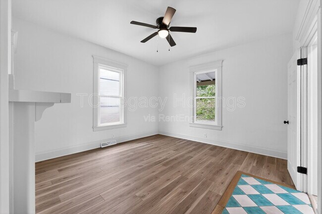 Building Photo - 1527 Farland Ave
